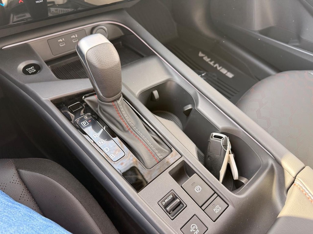 Nissan Sentra Vehicle Full-screen Gallery Image 10