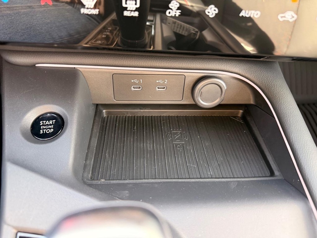 Nissan Sentra Vehicle Full-screen Gallery Image 11