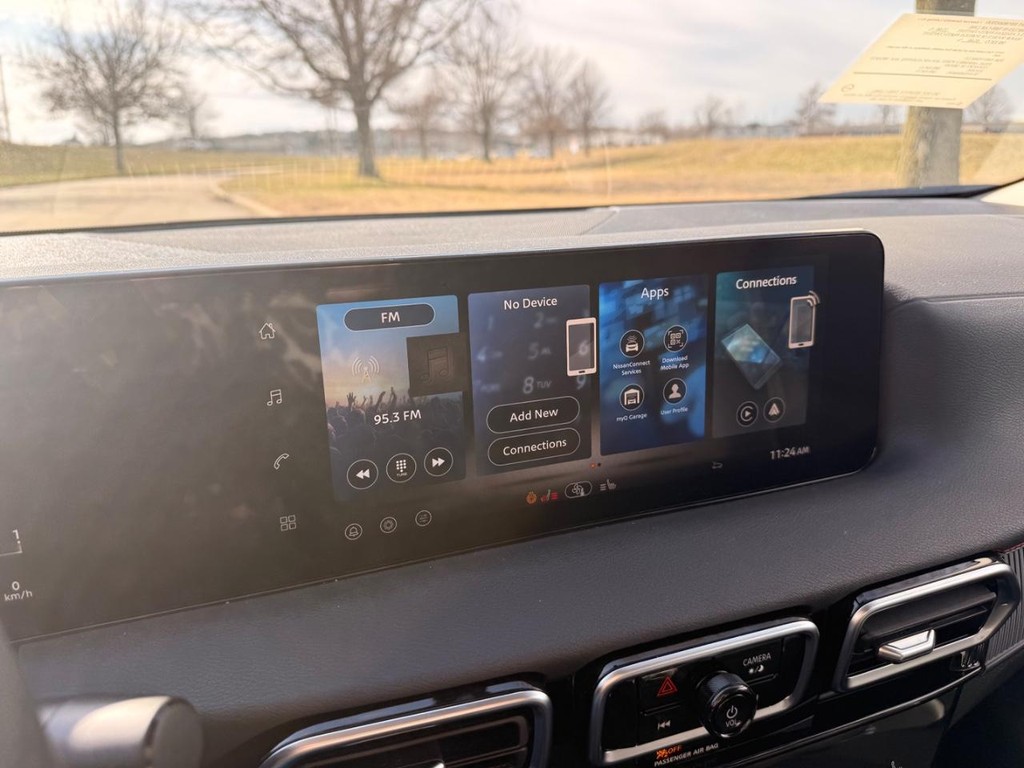 Nissan Sentra Vehicle Full-screen Gallery Image 13