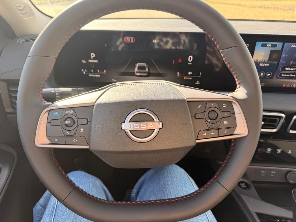 Nissan Sentra Vehicle Full-screen Gallery Image 15
