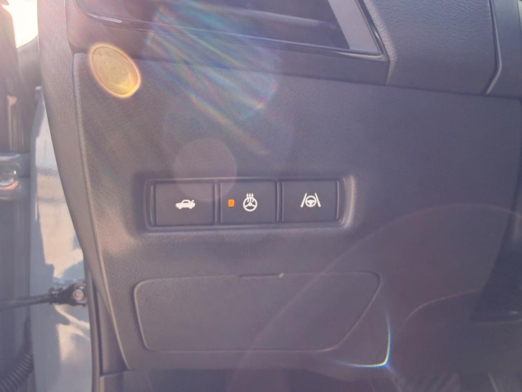 Nissan Sentra Vehicle Full-screen Gallery Image 17