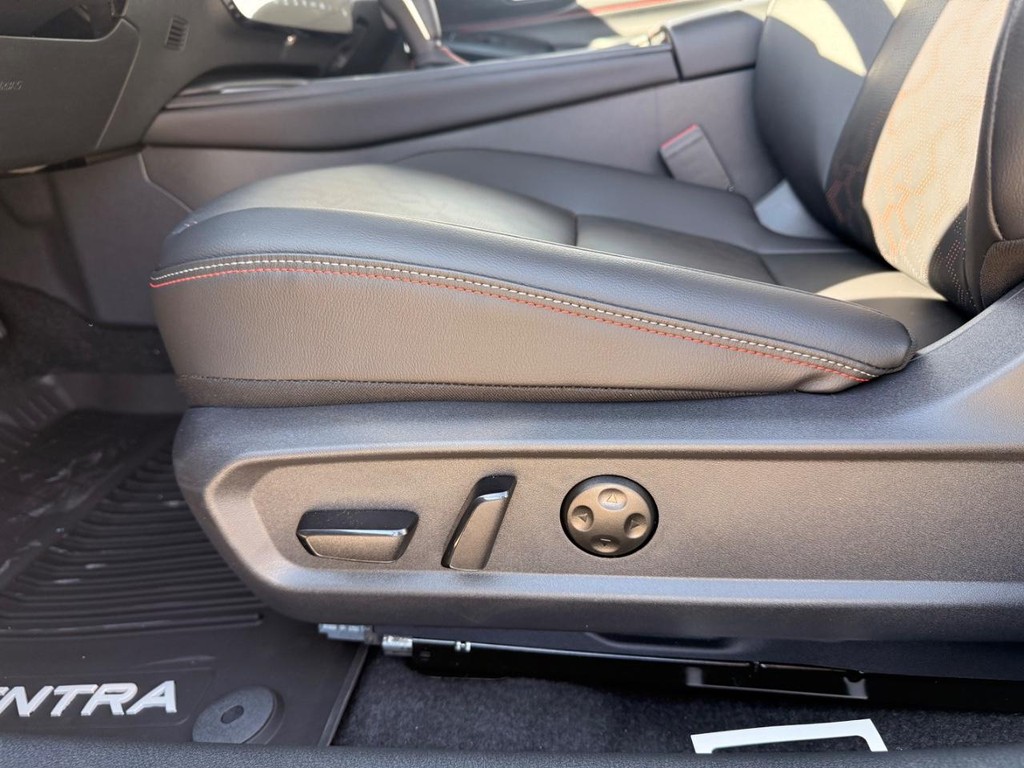 Nissan Sentra Vehicle Full-screen Gallery Image 18