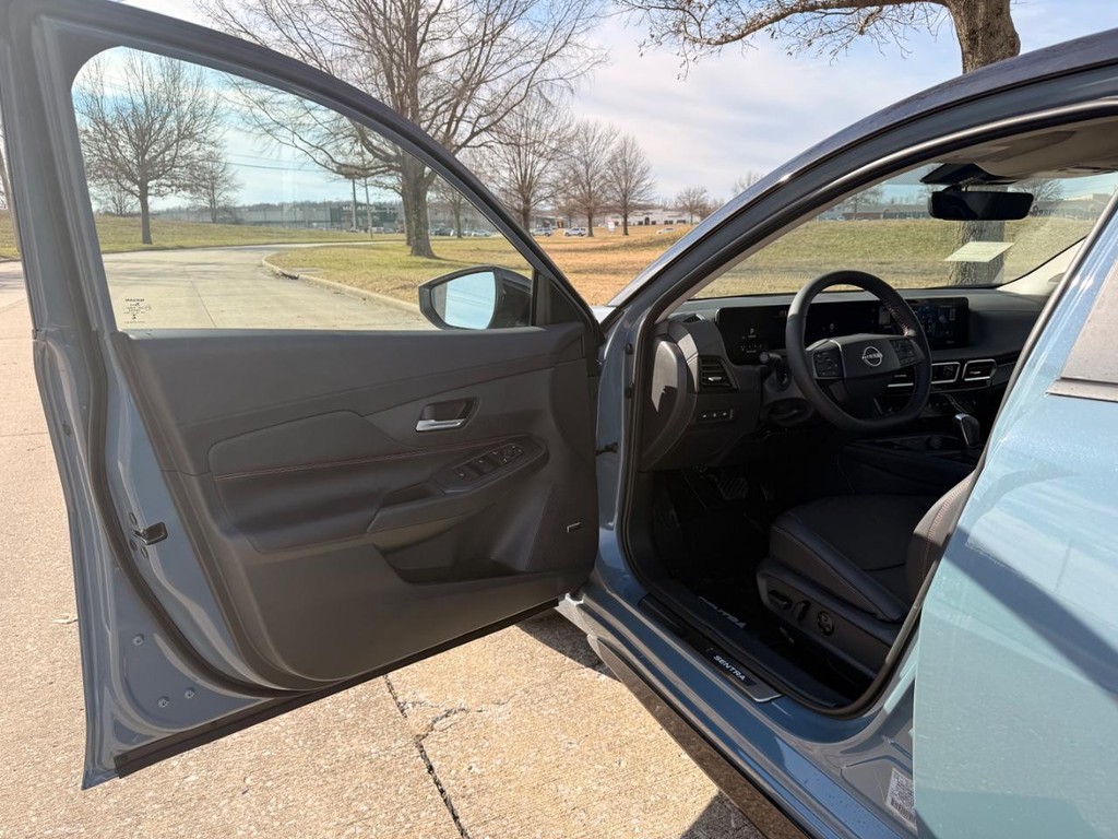 Nissan Sentra Vehicle Full-screen Gallery Image 19