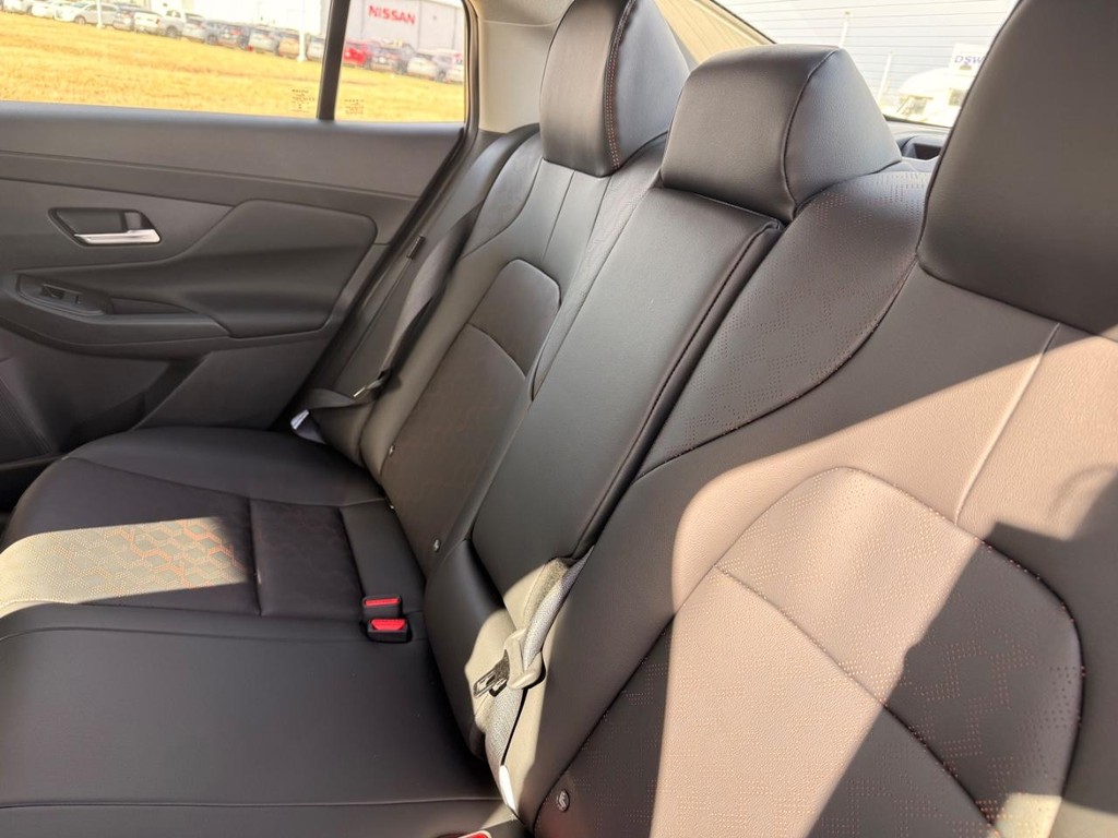 Nissan Sentra Vehicle Full-screen Gallery Image 24