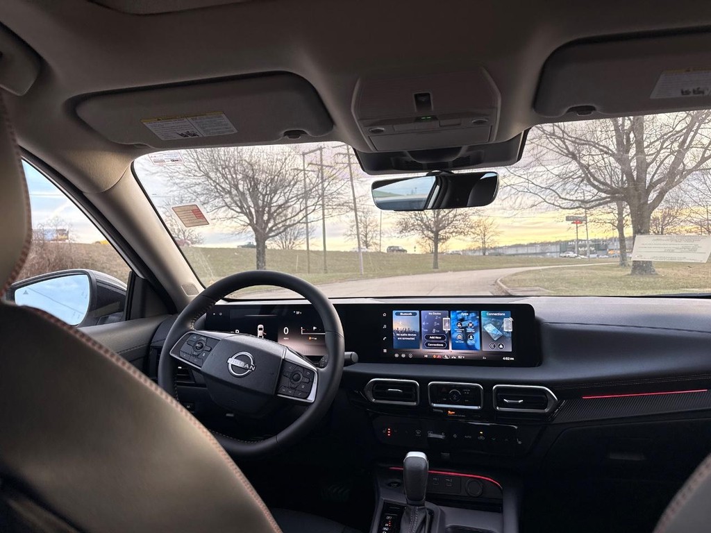 Nissan Sentra Vehicle Full-screen Gallery Image 02