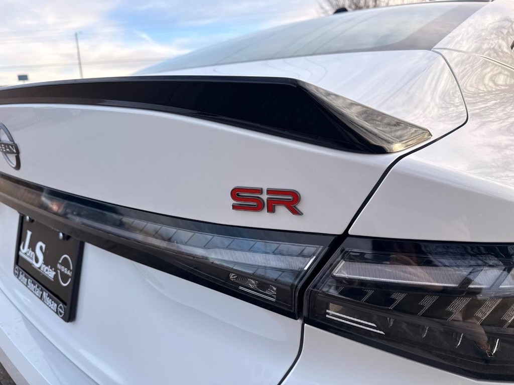 Nissan Sentra Vehicle Full-screen Gallery Image 03