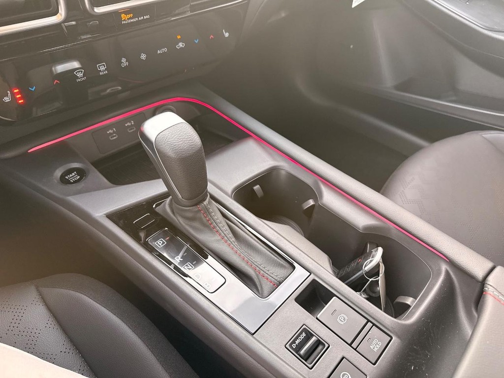 Nissan Sentra Vehicle Full-screen Gallery Image 04