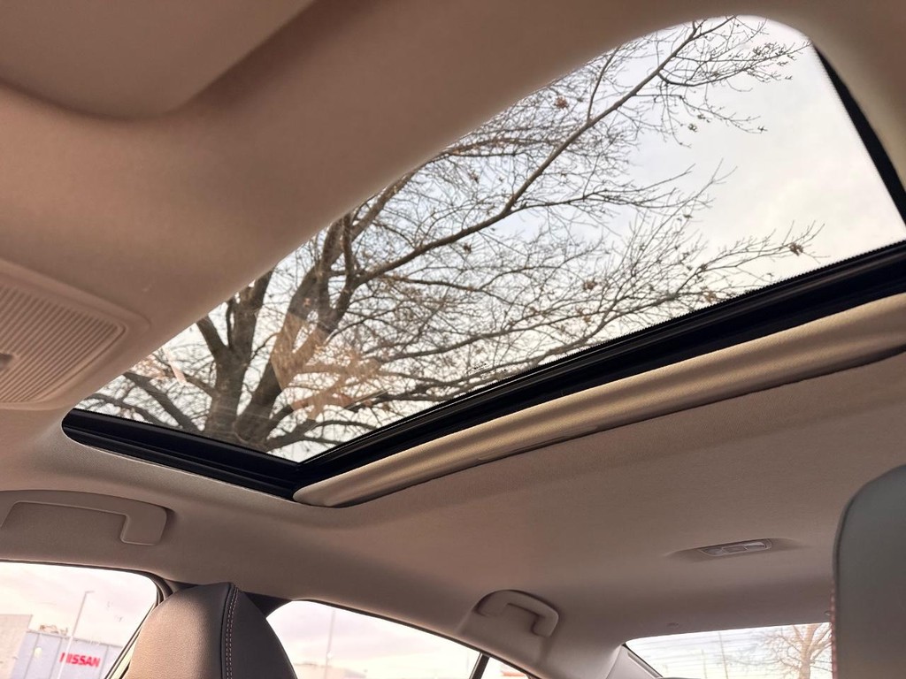 Nissan Sentra Vehicle Full-screen Gallery Image 06