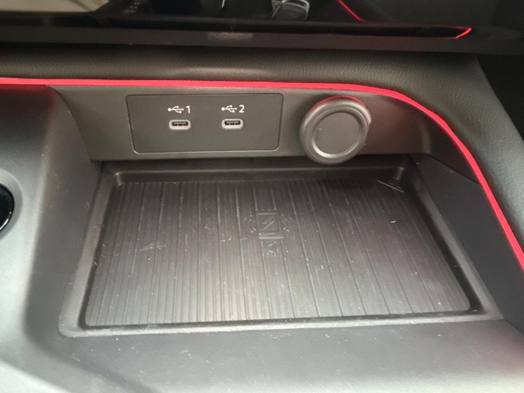 Nissan Sentra Vehicle Full-screen Gallery Image 08