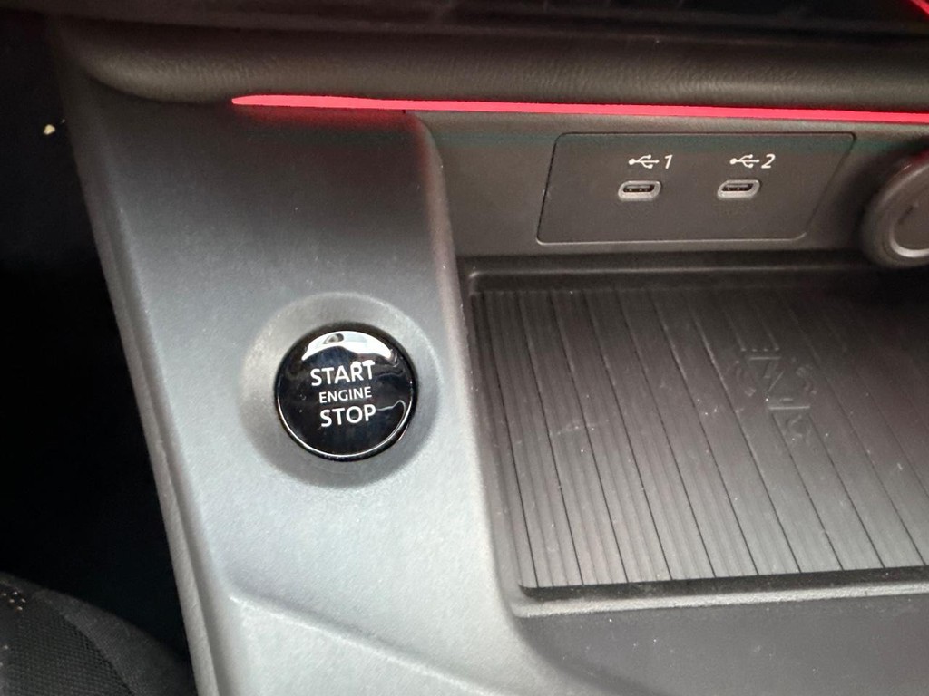 Nissan Sentra Vehicle Full-screen Gallery Image 09