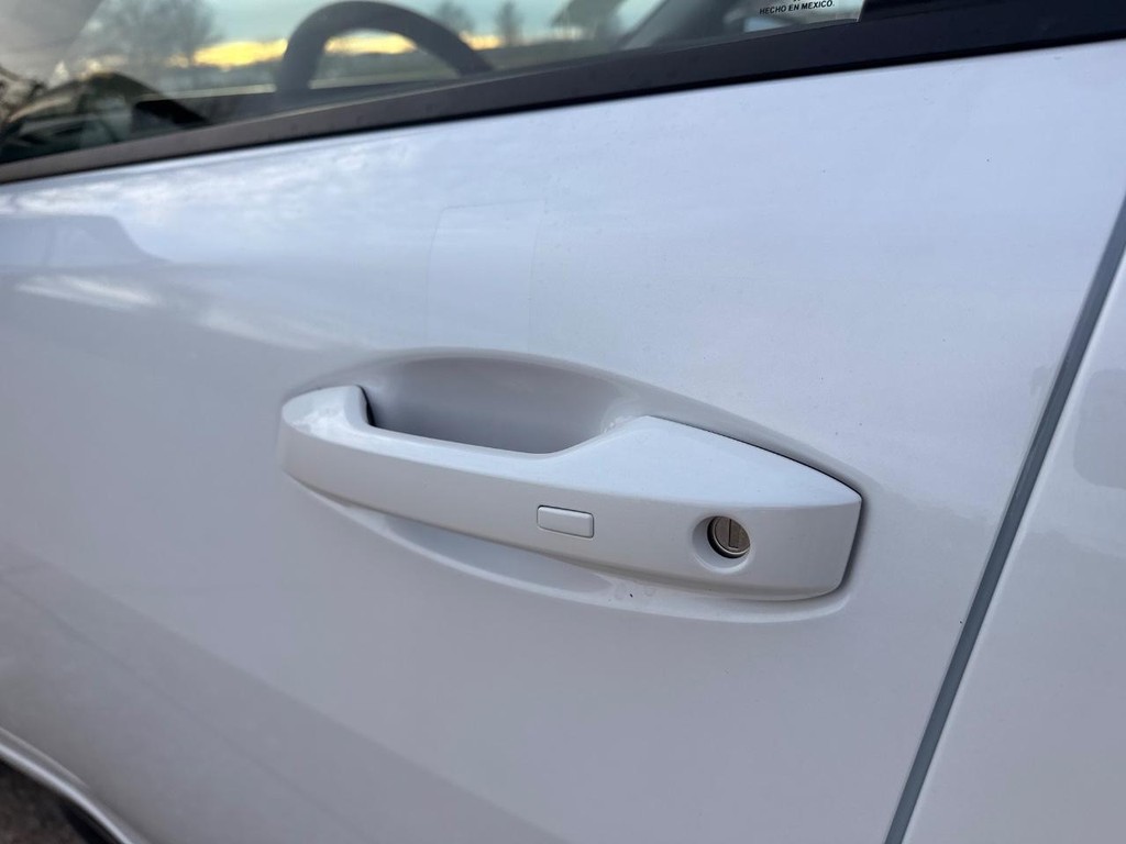 Nissan Sentra Vehicle Full-screen Gallery Image 16