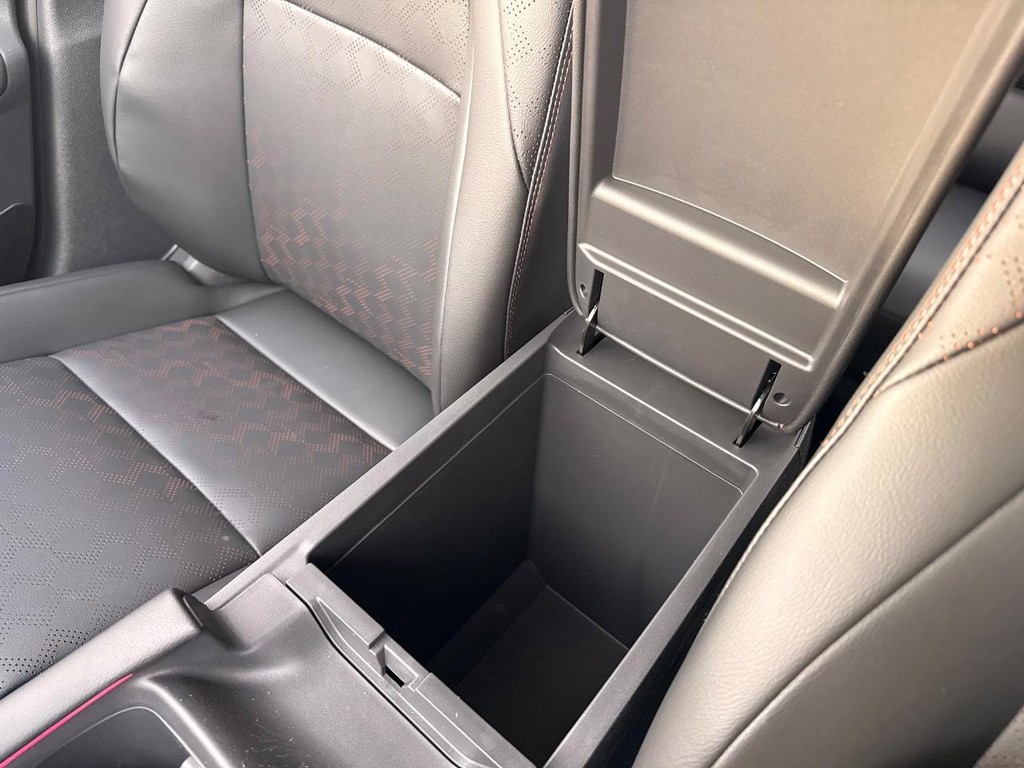 Nissan Sentra Vehicle Full-screen Gallery Image 17