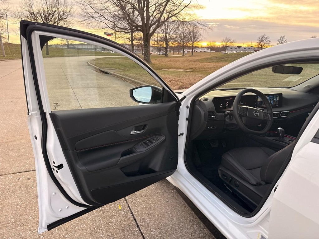 Nissan Sentra Vehicle Full-screen Gallery Image 23