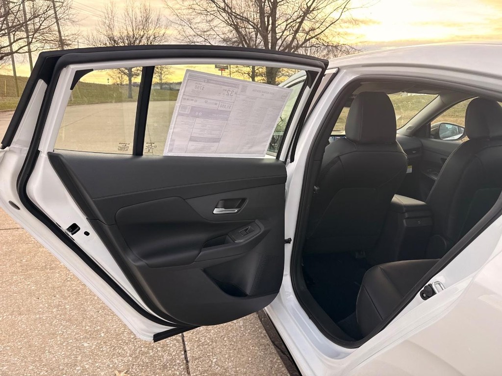 Nissan Sentra Vehicle Full-screen Gallery Image 24