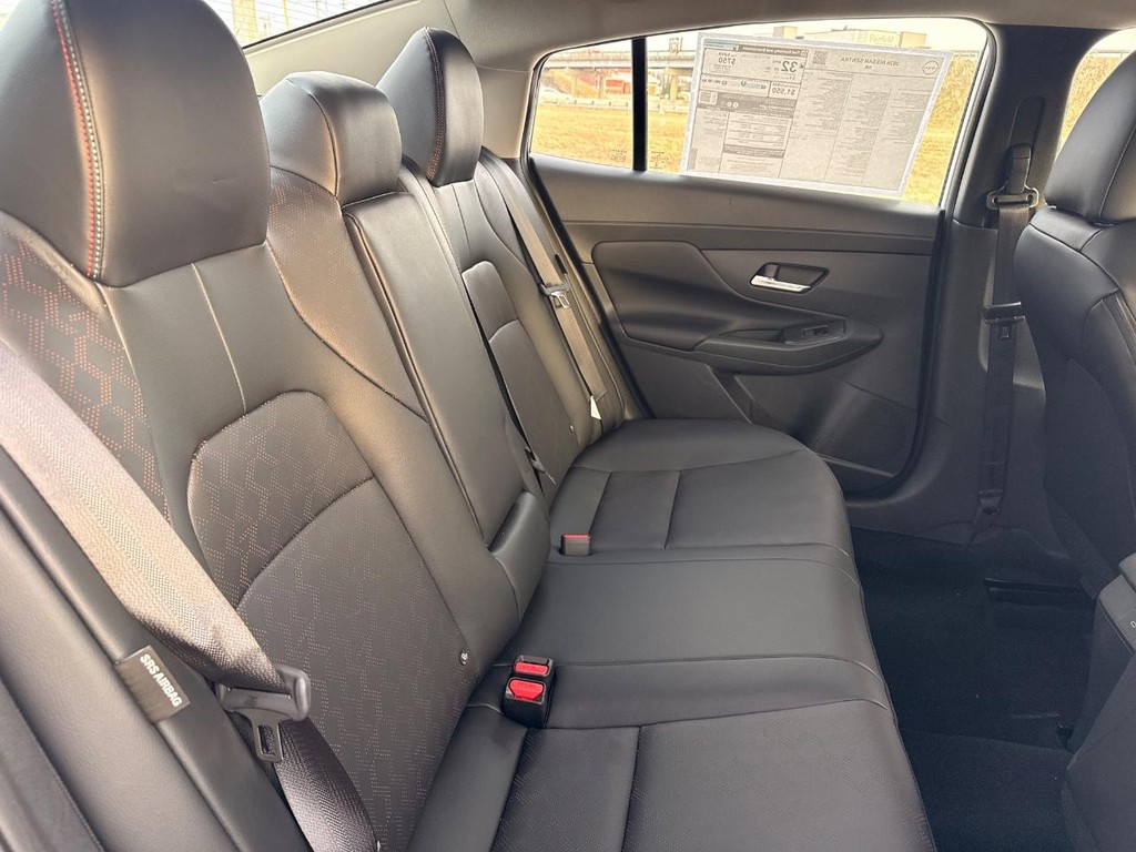 Nissan Sentra Vehicle Full-screen Gallery Image 27