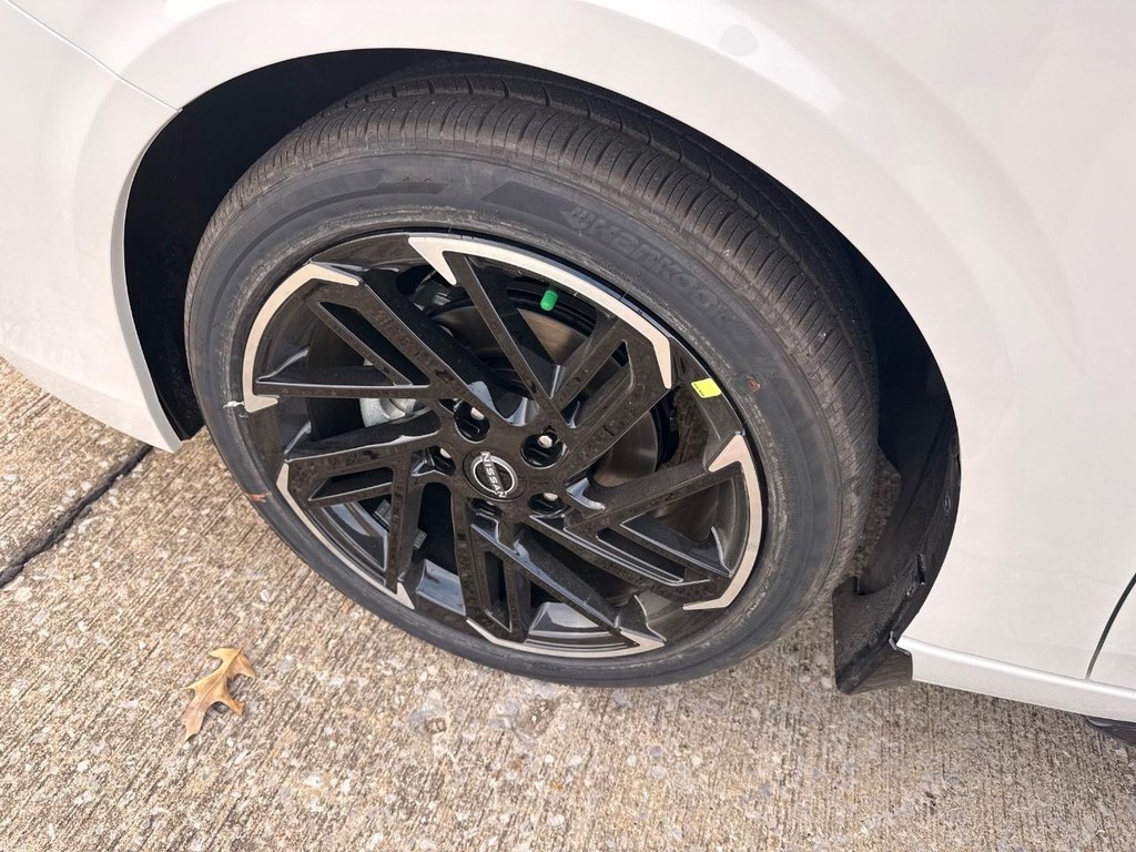 Nissan Sentra Vehicle Full-screen Gallery Image 29