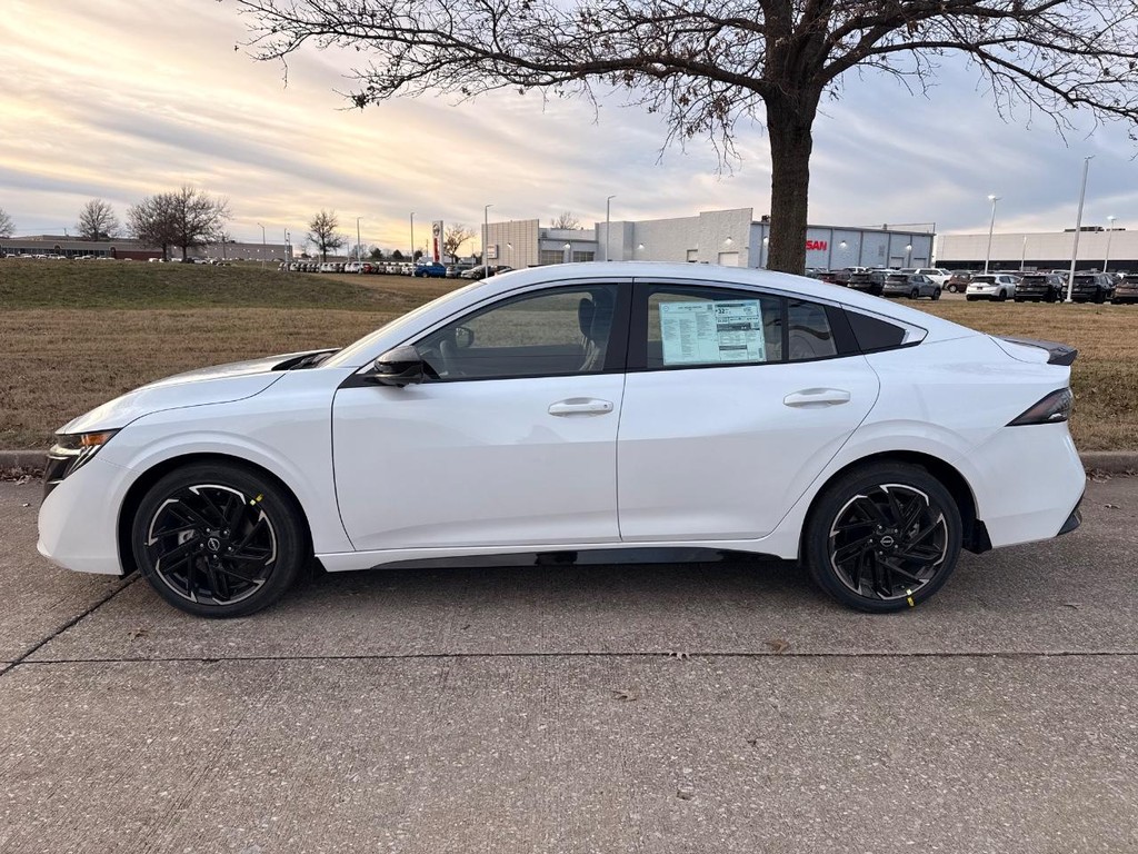 Nissan Sentra Vehicle Full-screen Gallery Image 32