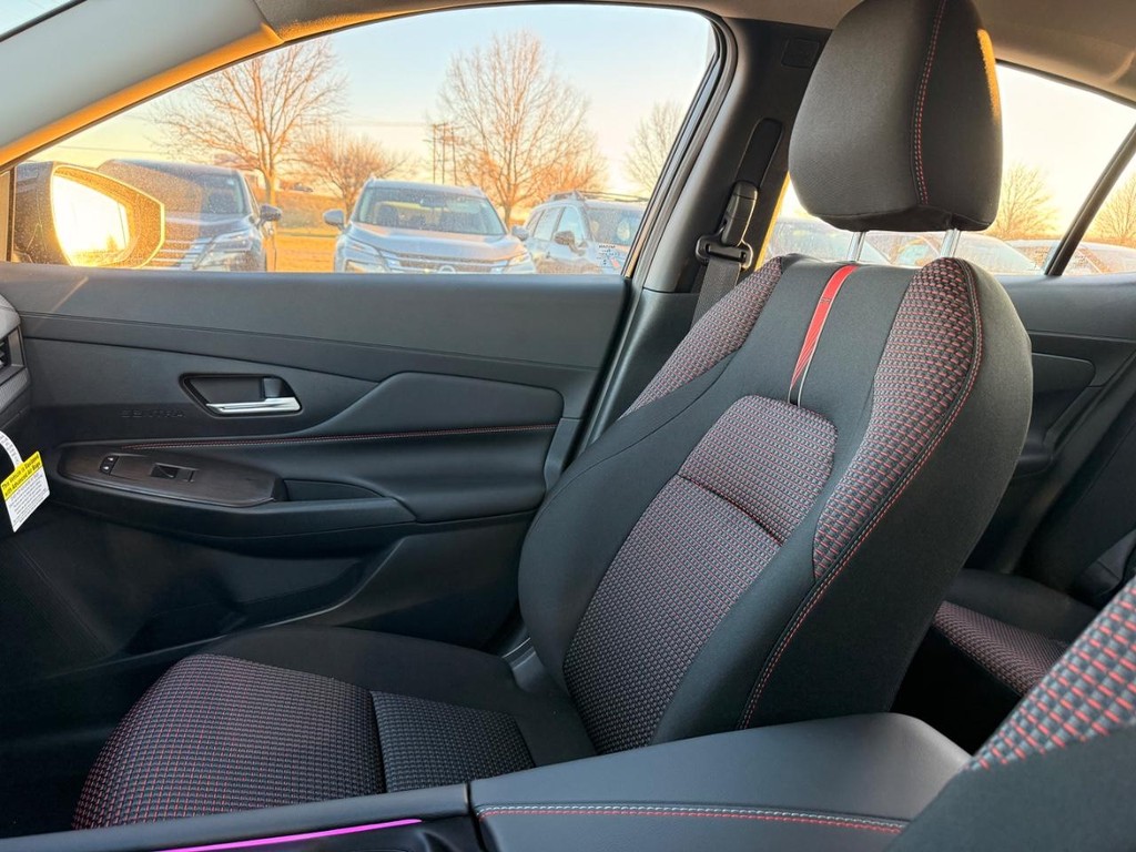 Nissan Sentra Vehicle Full-screen Gallery Image 03