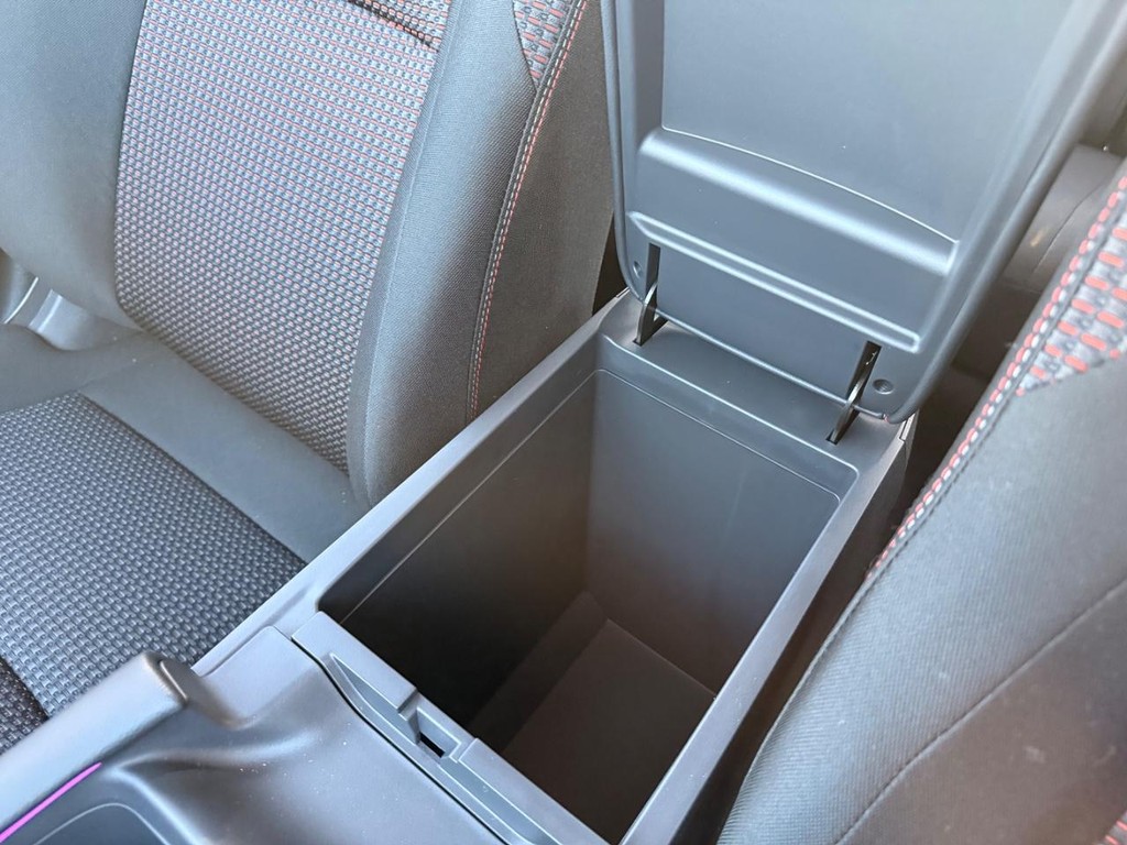 Nissan Sentra Vehicle Full-screen Gallery Image 04