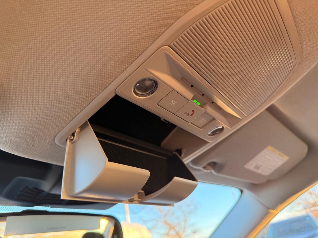 Nissan Sentra Vehicle Full-screen Gallery Image 05