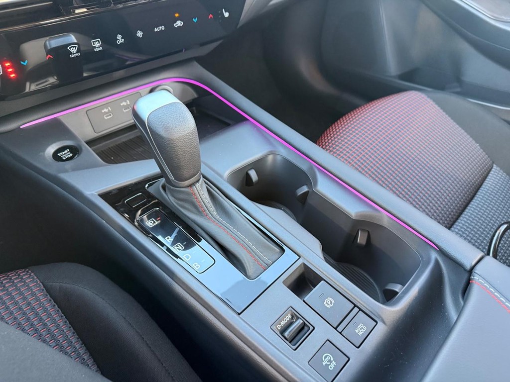 Nissan Sentra Vehicle Full-screen Gallery Image 06