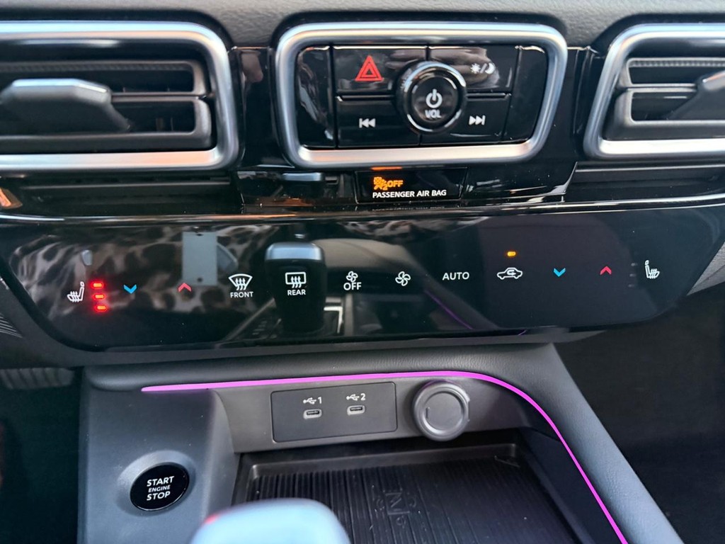 Nissan Sentra Vehicle Full-screen Gallery Image 07