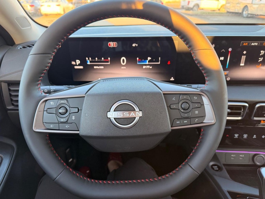 Nissan Sentra Vehicle Full-screen Gallery Image 08