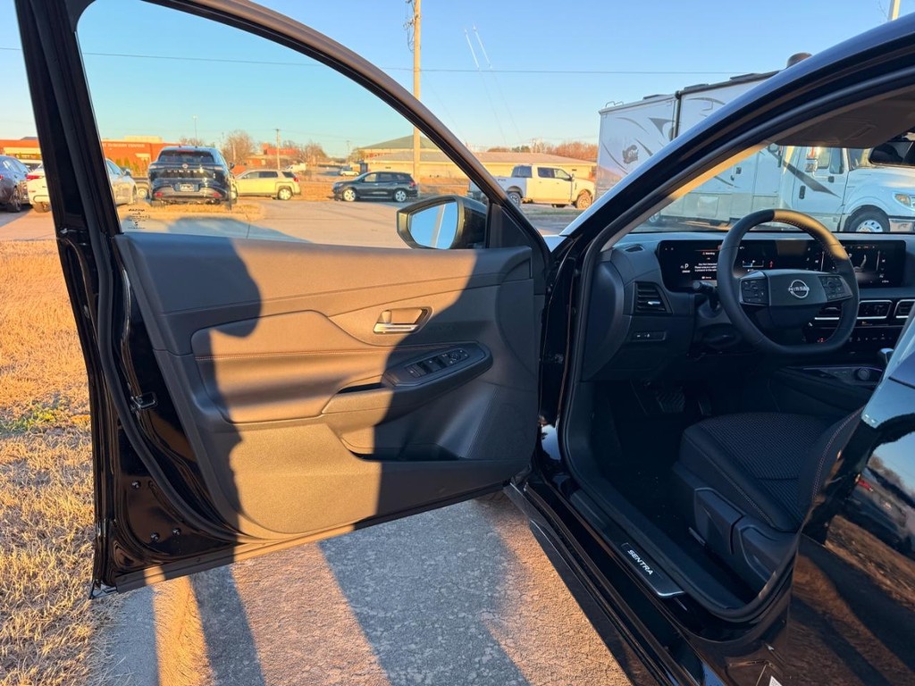 Nissan Sentra Vehicle Full-screen Gallery Image 12