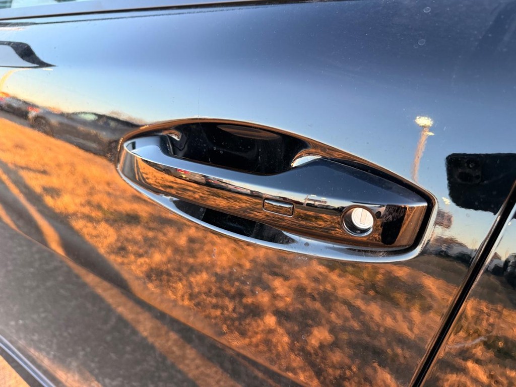 Nissan Sentra Vehicle Full-screen Gallery Image 13