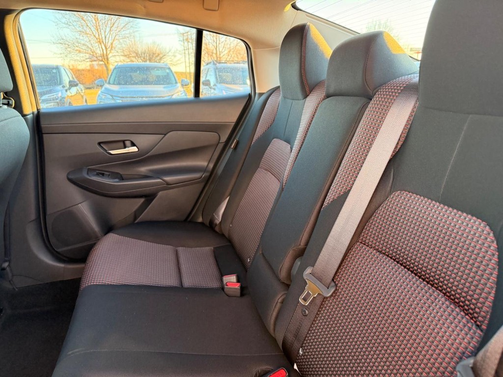 Nissan Sentra Vehicle Full-screen Gallery Image 18