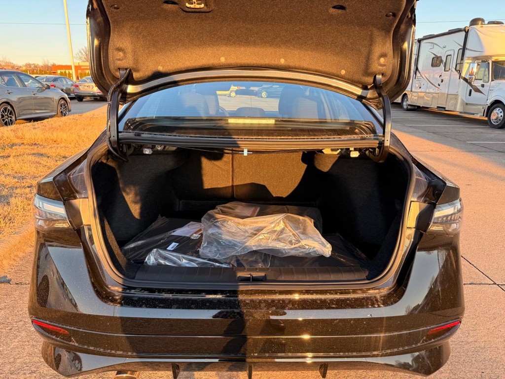 Nissan Sentra Vehicle Full-screen Gallery Image 19