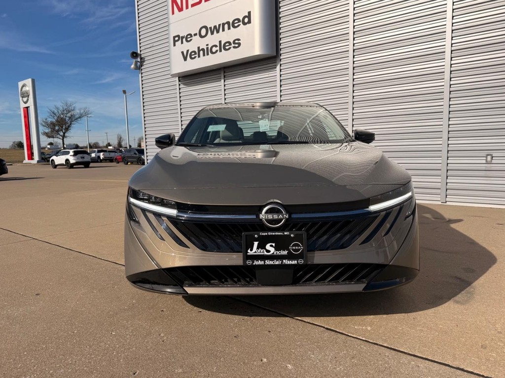 Nissan Sentra Vehicle Full-screen Gallery Image 02