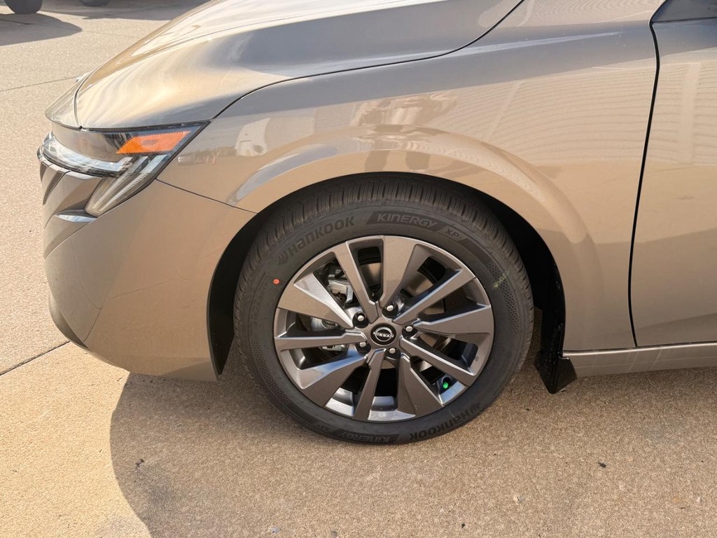 Nissan Sentra Vehicle Full-screen Gallery Image 04