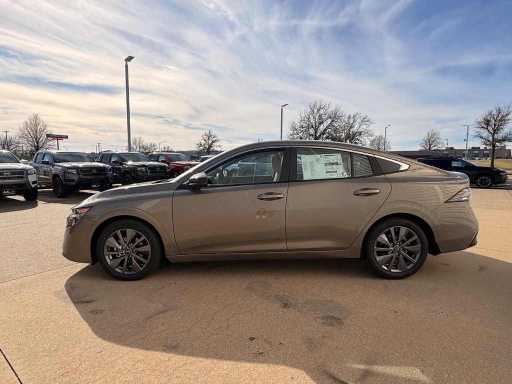 Nissan Sentra Vehicle Full-screen Gallery Image 05