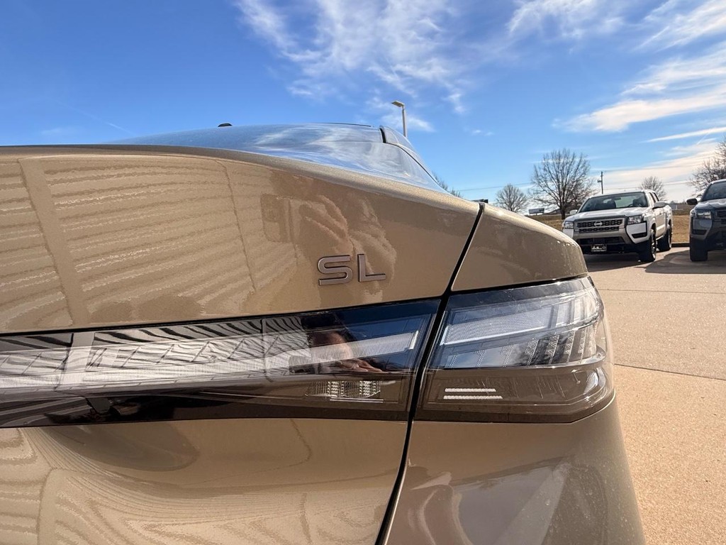 Nissan Sentra Vehicle Full-screen Gallery Image 06