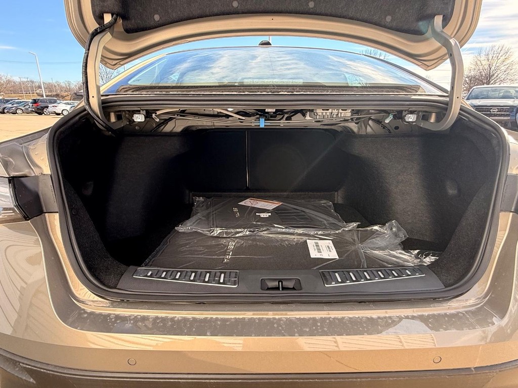 Nissan Sentra Vehicle Full-screen Gallery Image 07