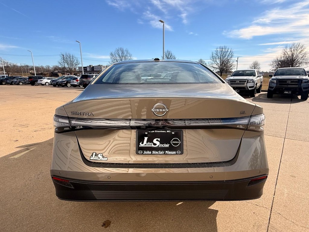 Nissan Sentra Vehicle Full-screen Gallery Image 08