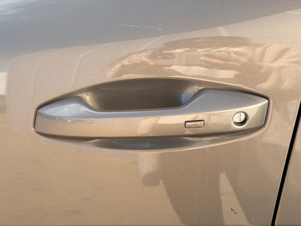 Nissan Sentra Vehicle Full-screen Gallery Image 09