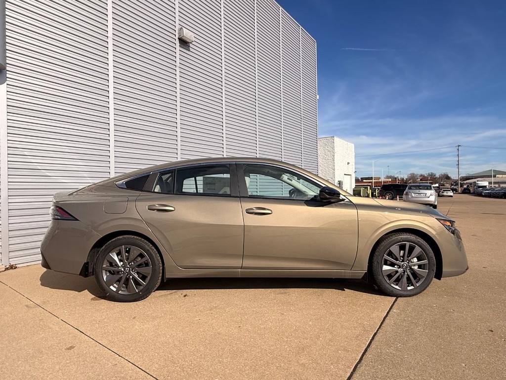 Nissan Sentra Vehicle Full-screen Gallery Image 11