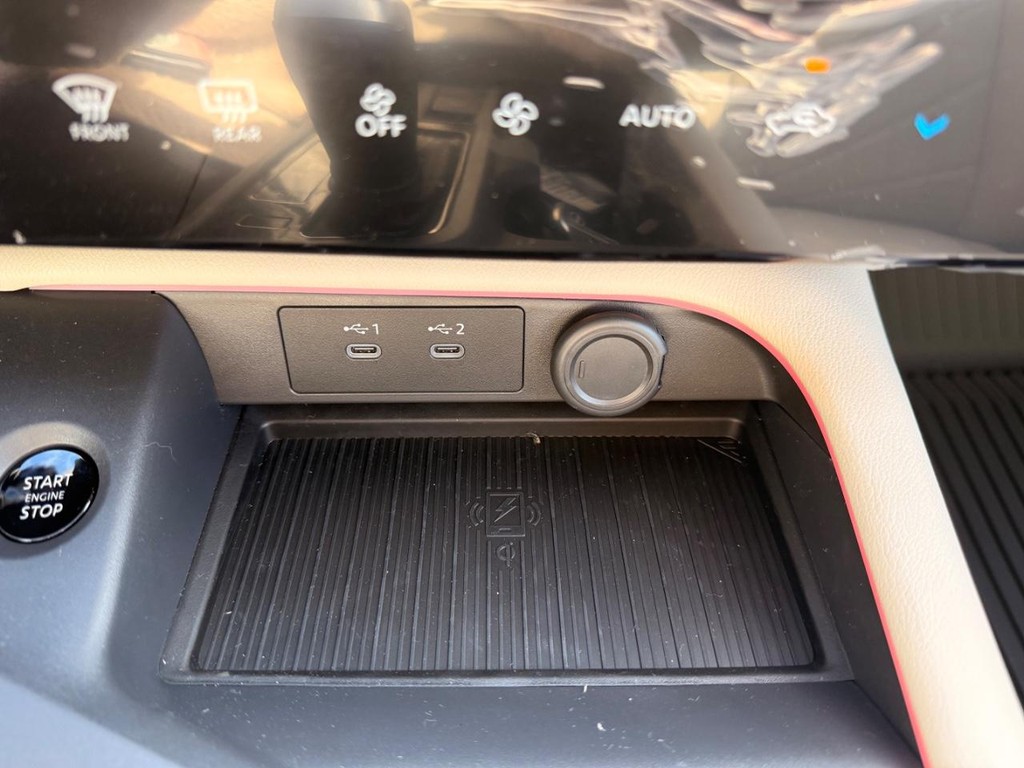 Nissan Sentra Vehicle Full-screen Gallery Image 18