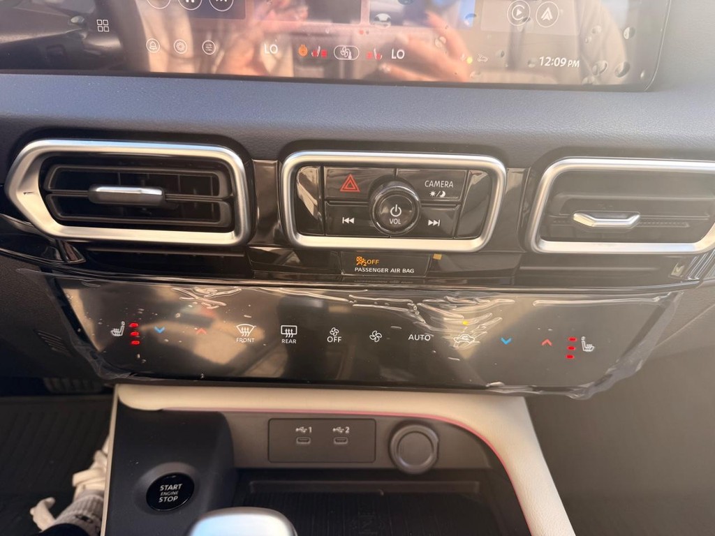 Nissan Sentra Vehicle Full-screen Gallery Image 19