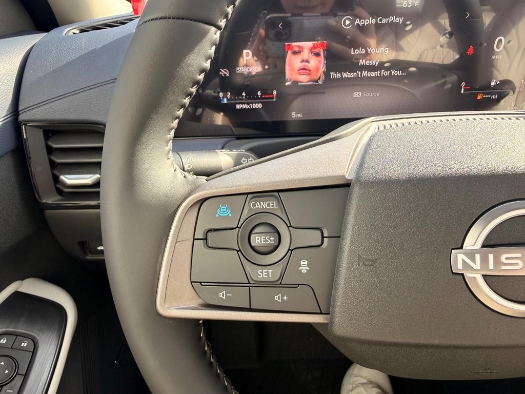 Nissan Sentra Vehicle Full-screen Gallery Image 27