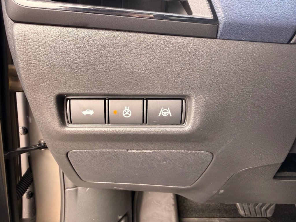 Nissan Sentra Vehicle Full-screen Gallery Image 28