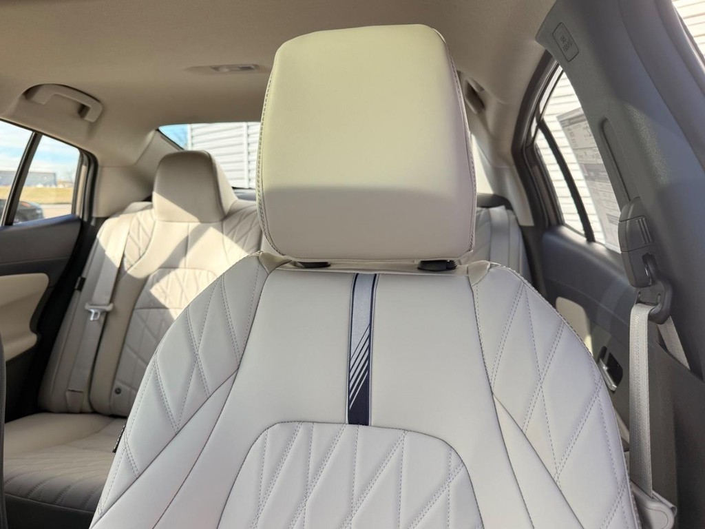 Nissan Sentra Vehicle Full-screen Gallery Image 32