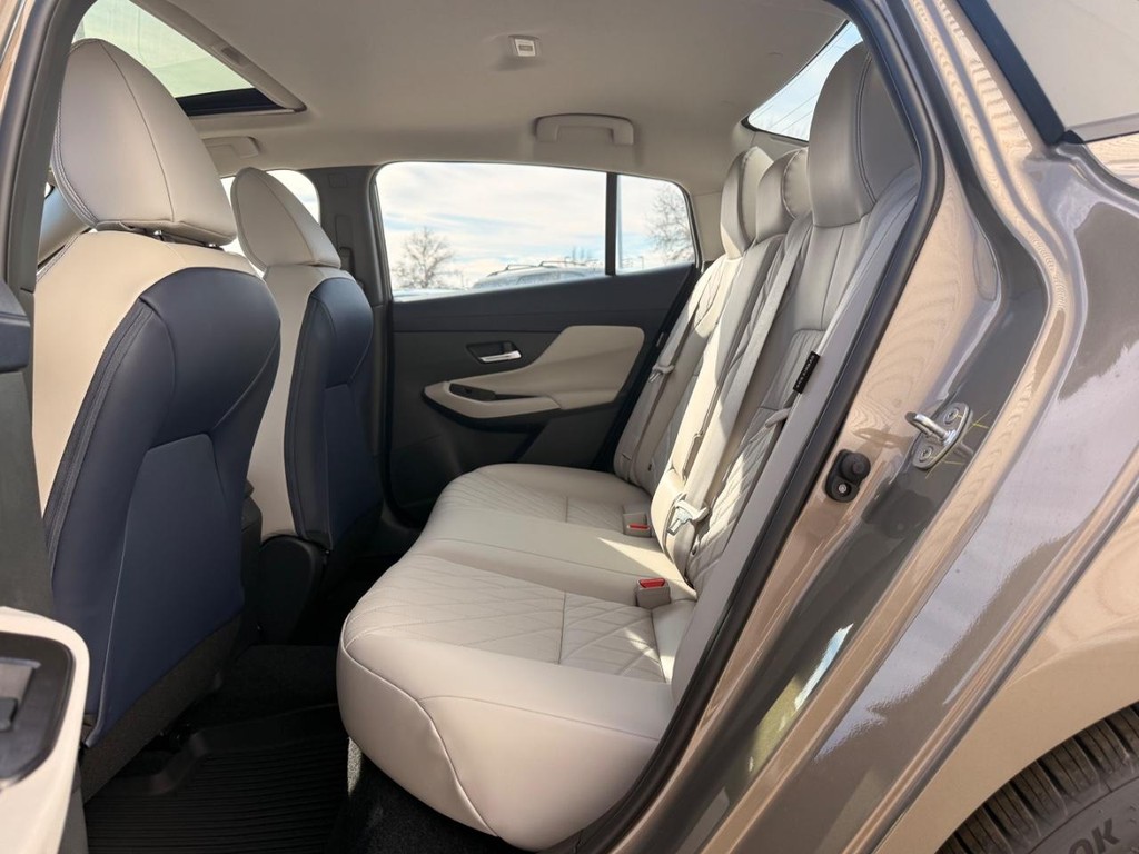 Nissan Sentra Vehicle Full-screen Gallery Image 33