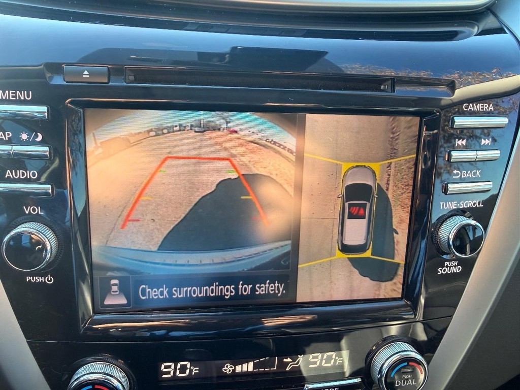 Nissan Murano Vehicle Full-screen Gallery Image 04