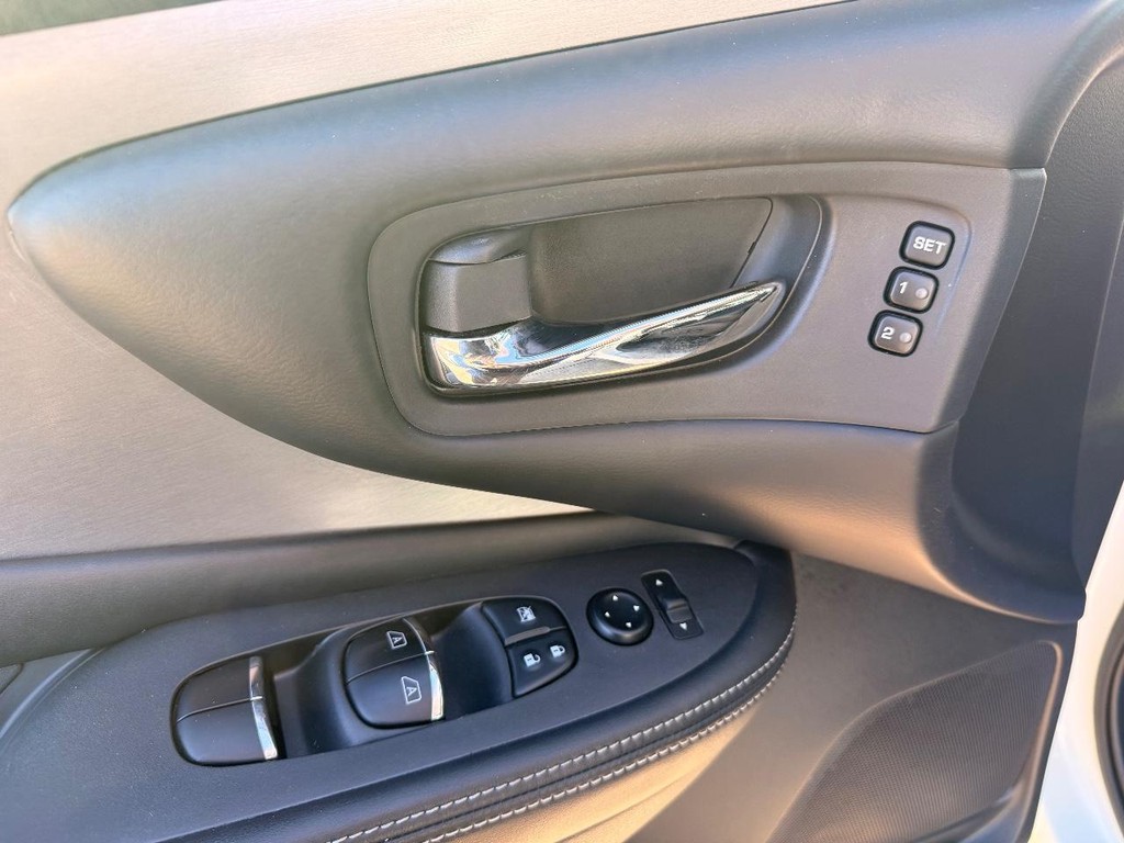 Nissan Murano Vehicle Full-screen Gallery Image 09