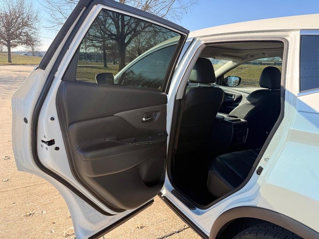 Nissan Murano Vehicle Full-screen Gallery Image 25