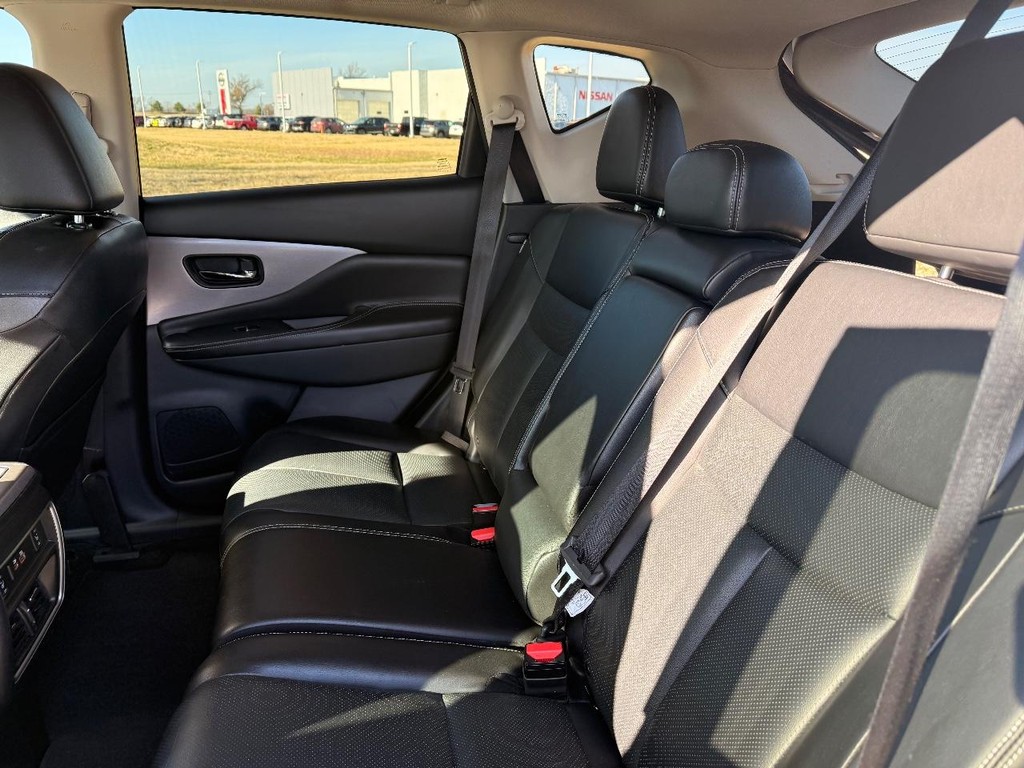 Nissan Murano Vehicle Full-screen Gallery Image 26