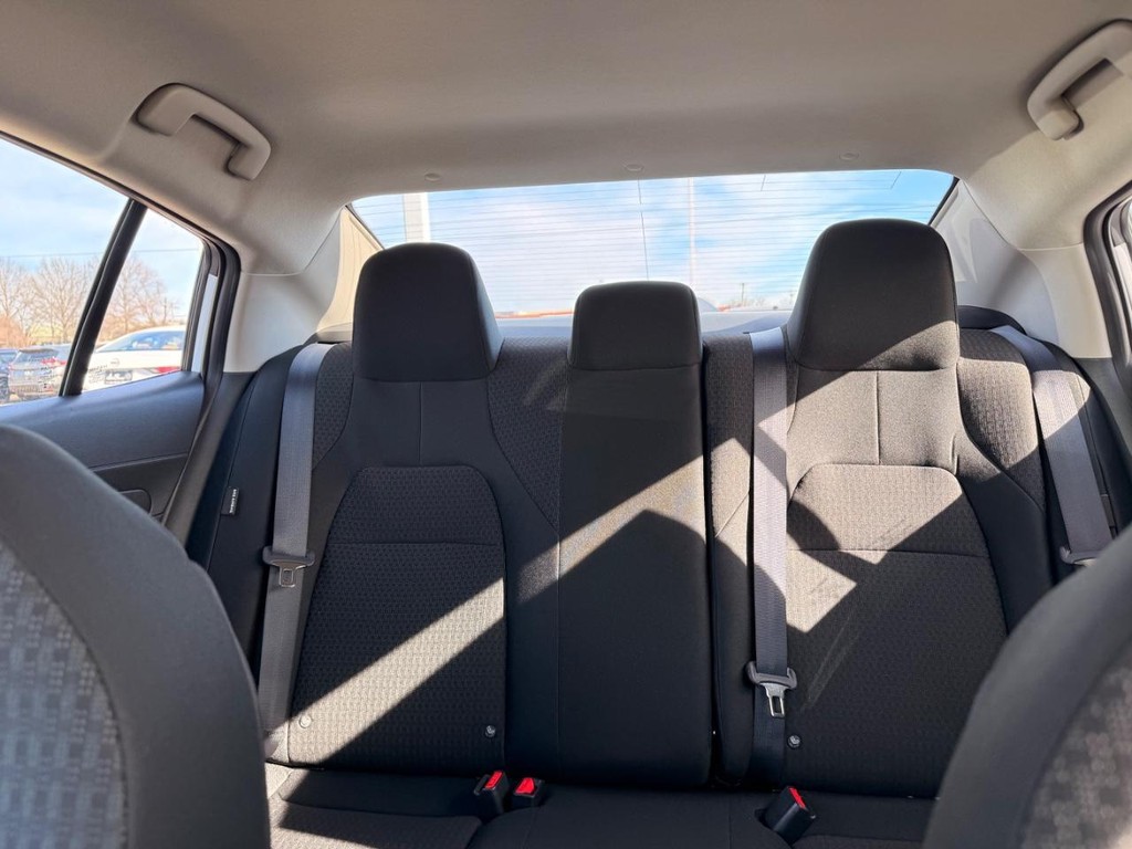 Nissan Sentra Vehicle Full-screen Gallery Image 03